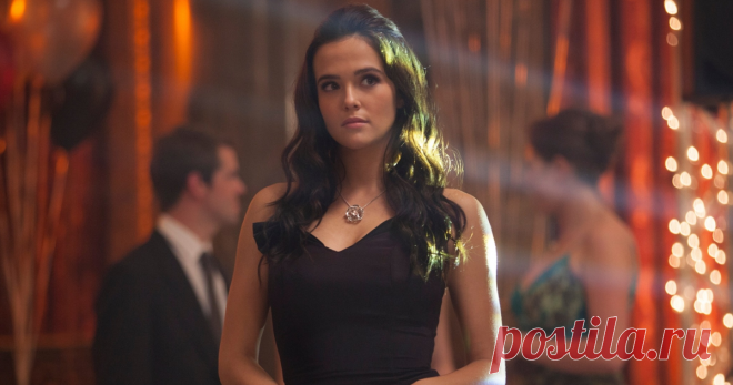 10 самых женственных платьев для выпускного Выпускной уже совсем скоро, поэтому самое время подумать о своем праздничном образе. Мы выбрали 10 самых красивых платьев для особого дня, которые не будут пылится в шкафу после торжества.