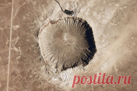 Огромный кратер Берринджера в Аризоне образовался от падения метеорита почти 50000 лет назад.