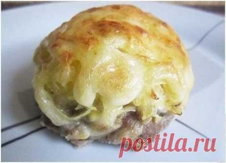 Стожки 
Очень вкусное и сытное блюдо! 
Ингредиенты: 
- 1 кг любого фарша 
Начинка: 
- 2 луковицы 
- 4 картофелины 
- 5 яиц 
- 200 г сыра 
- майонез 
- соль, перец 
Приготовление: 
Приготовить фарш, как на котлеты. Лук спассеровать на растительном масле. Картофель натереть на крупной тёрке, посолить, перемешать. Яйца отварить, мелко порезать, поперчить, добавить 1 столовую ложку майонеза, перемешать. Сыр натереть на крупной тёрке. 
Сделать из фарша небольшие круглые лепешки...