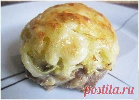 Стожки 
Очень вкусное и сытное блюдо! 
Ингредиенты: 
- 1 кг любого фарша 
Начинка: 
- 2 луковицы 
- 4 картофелины 
- 5 яиц 
- 200 г сыра 
- майонез 
- соль, перец 
Приготовление: 
Приготовить фарш, как на котлеты. Лук спассеровать на растительном масле. Картофель натереть на крупной тёрке, посолить, перемешать. Яйца отварить, мелко порезать, поперчить, добавить 1 столовую ложку майонеза, перемешать. Сыр натереть на крупной тёрке. 
Сделать из фарша небольшие круглые лепешки...