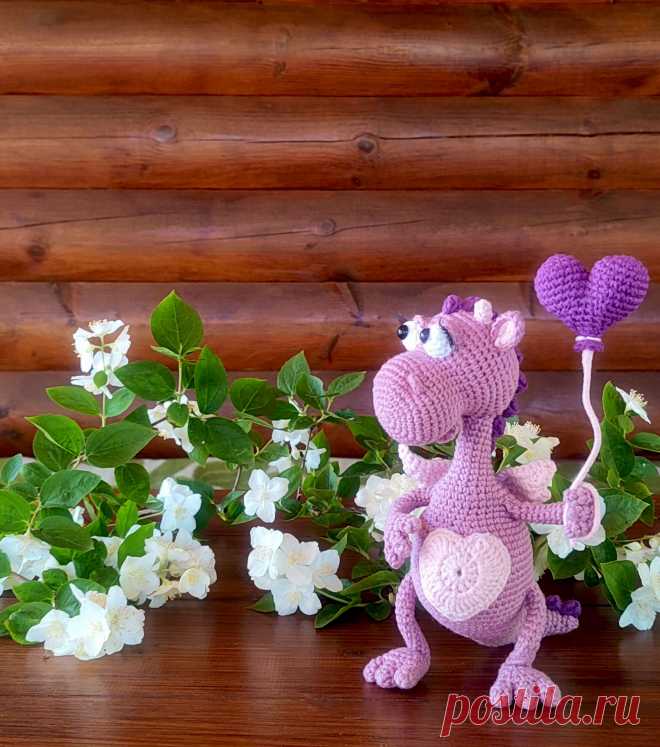 PDF Дракоша Мокси крючком. FREE crochet pattern; Аmigurumi toy patterns. Амигуруми схемы и описания на русском. Вязаные игрушки и поделки своими руками #amimore - дракон с шариком в виде сердца к 14 февраля, дракончик из обычной пряжи ко дню Всех Влюблённых, динозавр, динозаврик.