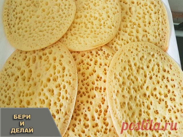 Рецепт вкусных блинов на молоке.

Эти блины жарятся лишь с одной стороны! Вместо теста — миска объемной пены…

 Ингредиенты для теста

1 ст. манки
1 ст. муки
2 ст. теплой воды (400–450 мл)
1 яйцо
1 ч. л. растительного масла
1 ч. л. сахара
1 ч. л. дрожжей
щепотка соли
0,5 ч. л. соды или разрыхлителя

 Ингредиенты для соуса

70 г сливочного масла
6 ст. л. мёда

 Приготовление

1. Смешай все сухие ингредиенты в глубокой посуде, добавь яйцо, перемешай. Потом струйкой влей тепл...