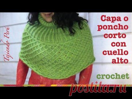 Capa o poncho corto con cuello alto tejido a crochet