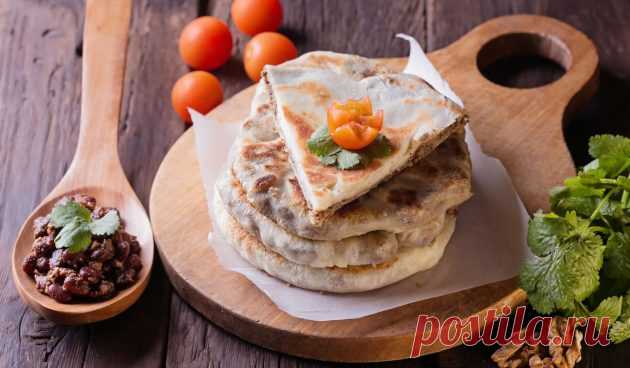 Лобиани с красной фасолью и кинзой