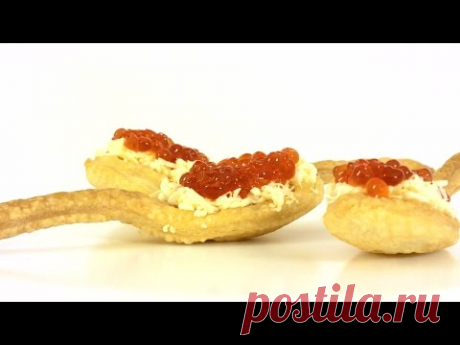 Слоеные ложки с красной икрой. Пошаговый рецепт праздничной закуски.
