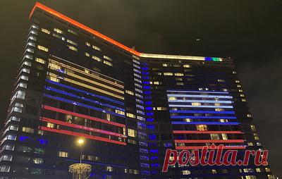 Дома-книжки на Новом Арбате окрасили в цвета флагов РФ и Венесуэлы. В рамках торжественной иллюминации флаги стран синхронно поднимаются снизу вверх по фасадам зданий