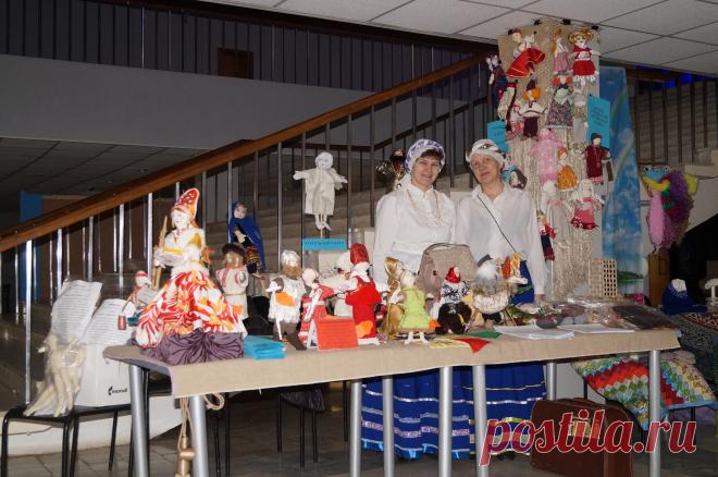 Примерно так мы демонстрируем Музей тряпичной авторской куклы (по акции "Замени барби!"