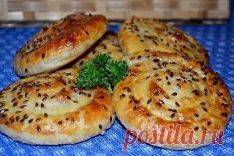 Сырные улитки.

Для приготовления сырных улиточек нам понадобится:

— 450 г слоеного теста (у меня было дрожжевое)
— 200 г сулугуни
— 1 яйцо (для смазывания изделий) 
— семечки льна (для декора)

Уровень сложности рецепта: ближе к среднему
Время для приготовления: около получаса (если вы предварительно разморозили тесто)

Ход работы:

Пласт теста выкладываем на подпыленный мукой стол и слегка его раскатываем.

Его нам нужно разрезать на 6 одинаковых по ширине длинных полос...