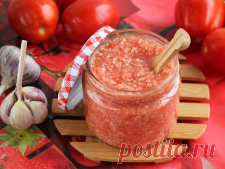 Хренодёр. 

Этот соус называют по разному-Хренодёр, Хреновина, Вырви глаз, Хренотень итд. Но смысл понятен-что это хрен ) Я прочитала много рецептов и в результате сделала всё равно по своему, как оказалось не зря ) 

На 4 кг. томатов 1 кг. хрена(корни),2 головки чеснока,4 ст. л.соли,4 ст.л. уксуса 9%, из всего этого получается 10 банок по 0,5 л. Всё пропустить через мясорубку, хрен лучше молоть в пакет(одеть пакет на мясорубку),т.к. шанс &quot;охренеть&quot; очень велик! 

Тот кто ...