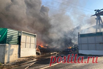 Крупный пожар на российском складе макулатуры локализовали. Спасатели локализовали крупный пожар, вспыхнувший на складе макулатуры в городе Аксае Ростовской области. «В 19:36 по московскому времени локализация на площади 2500 квадратных метров», — сообщили в региональном управлении МЧС. На борьбу с огнем прибыли 70 человек от РСЧС и 56 — от МЧС.