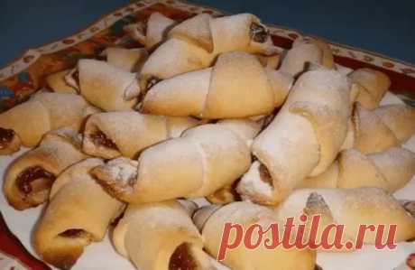 Рецепт вкусных рогаликов

Для теста 1: 
 сметана - 200 гр 
 мука - 300 гр 
 разрыхлитель - 0,5 ч.л. 

Для теста 2:
 сливочное масло - 200 гр (комнатной температуры) 
 мука - 250 гр 
 разрыхлитель - 0,5 ч.л. 

Варианты начинки: 
 ягодный джем 
 шоколадный крем нутелла 
 изюм 
 орехи с сахарным песком

Приготовление: 
1. Для теста 1 в миску просеять муку с разрыхлителем, добавить сметану и вымесить тесто.
2. Для теста 2 в миску просеять муку с разрыхлителем, добавить размягч...