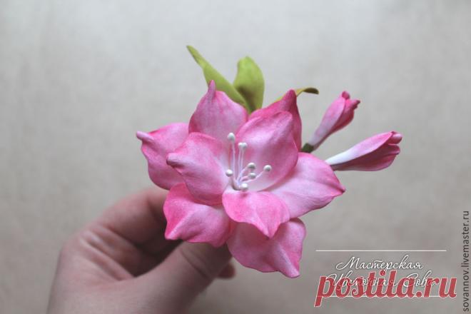 Простой декоративный цветок из фоамирана. Мастер-класс для начинающих Для изготовления цветка понадобится: иранский фоамиран молочного цвета (можно заменить на любой другой цвет), иранский оливковый фоамиран, сухая пастель, проволока, тычинки, утюг, горячий пистолет, ножницы, влажные салфетки. Заготавливаем шаблоны лепестков, чашелистика и листьев из плотного картона. Обводим на фоамиране острым предметом (зубочистка, шпажка, шило, не пишущая ручка) нужное кол-во элементов и вырезаем ножницами.