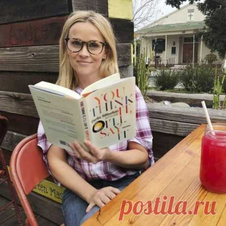 Как «блондинка в законе» Риз Уизерспун создала самый влиятельный книжный клуб США
Когда карьера Риз Уизерспун, казалось бы, пошла на спад, актриса вдруг взорвала киномир выходом на экраны сериала «Большая маленькая ложь», где она сама не только сыграла главную роль, но выступила в качестве продюсера и обладателя прав на экранизацию одноименного романа, который читала вместе с членами созданного ею же книжного клуба. Этот клуб стал гордостью Риз, количество его участников с...