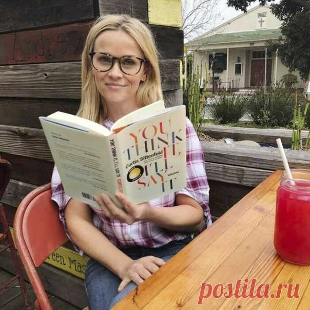 Как «блондинка в законе» Риз Уизерспун создала самый влиятельный книжный клуб США
Когда карьера Риз Уизерспун, казалось бы, пошла на спад, актриса вдруг взорвала киномир выходом на экраны сериала «Большая маленькая ложь», где она сама не только сыграла главную роль, но выступила в качестве продюсера и обладателя прав на экранизацию одноименного романа, который читала вместе с членами созданного ею же книжного клуба. Этот клуб стал гордостью Риз, количество его участников с...