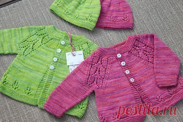 Кофточка-жакетик для самых маленьких связана спицами

Кофточка-жакетик для самых маленьких связана спицами, украшена ажурными рисунками по низу изделия, напоминающими цветочки, а по регланным линиям — узор из листиков. Модель подходит как девочкам, так и мальчикам, в зависимости от выбранного цвета пряжи и пуговок.
Размер: 3 мес., полнота 50.
Понадобится:
Показать полностью…