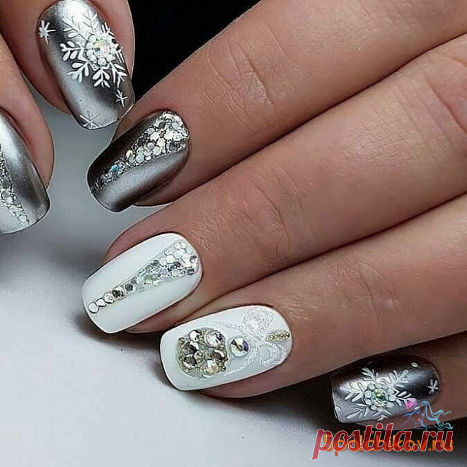 Идея новогоднего маникюра белый с серебром, стразами, снежинками и елочными украшениями