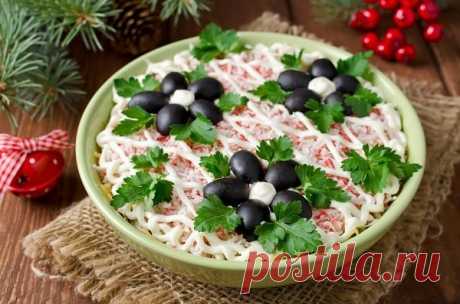 Салат "Отпад". 

Рецепт этого вкусного салата выпросила у своей подруги. 

Готовлю на каждый праздник.

Ингредиенты:
Куриная грудка - 250гр
Томаты (крупные) - 3шт.
Шампиньоны - 200гр
Луковица- 1шт
Сыр - 150гр
Маслины б/к - 1б
Майонез

Приготовление:
Куриное филе отварите и остудите. Грибы и луковицу нарежьте средними кубиками. На сковороде с растительным маслом обжаривайте сначала грибы 5мин., добавьте лук и готовьте все вместе.
Помидоры и куриное филе нарежьте длинной сол...