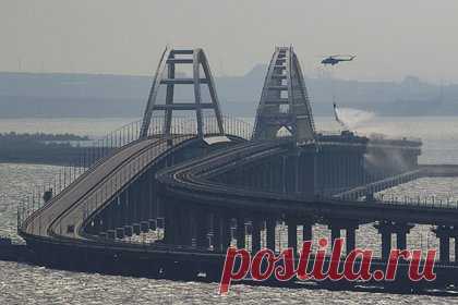 Мощность взрыва на Крымском мосту оценили. Мощность взрыва на Крымском мосту через Керченский пролив могла составлять от нескольких сотен килограммов, до нескольких тонн тротила. По словам источника «Российской Газеты» в правоохранительных органах, об этом говорят масштабы разрушений, а также пожар на поезде с дизельным топливом.