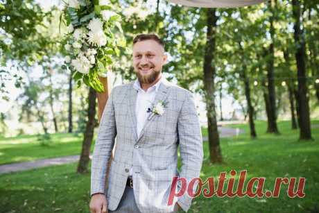 На своей свадьбе Дмитрий и Александра объединили природное оформление и благородство серой палитры. Посмотреть продолжение истории: