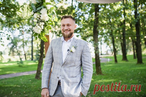 На своей свадьбе Дмитрий и Александра объединили природное оформление и благородство серой палитры. Посмотреть продолжение истории: