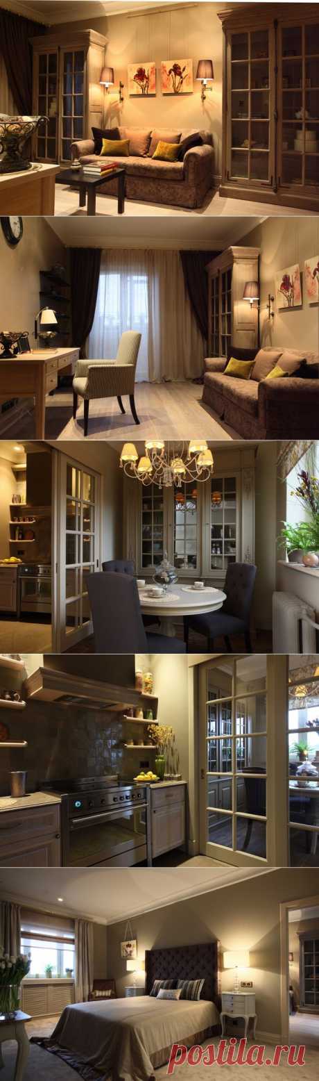 Уютный и теплый интерьер квартиры - Роскошь и уют
Эта квартиры напоминает дома дореволюционных времен своей обстоятельностью и размеренностью. Интерьер создавался для дамы в солидном возрасте, общительной и гостеприимной, поэтому были выбраны мягкие, сдержанные тона без резких контрастов. Атмосфера квартиры получилась очень успокаивающей, обволакивающей своим уютом и теплом, что и было главной целью дизайнеров.