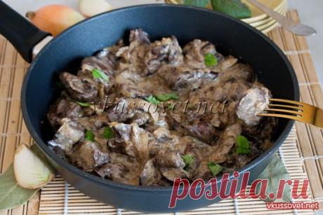 Печень куриная жареная с луком в сметане Рецепт приготовления куриной печени в сметане с луком на сковороде. Как же приготовить на обед простое вкусное блюдо из куриной печени, да еще чтобы кусочки были поджаристыми, сочными и мягкими? В этом рецепте наглядно и пошагово раскрываются эти несложные «шаги» по приготовлению куриной печени.