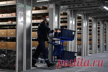 Власти оценили идею приоритета российских товаров на маркетплейсах. Минэкономразвития назвало предложение создать «российскую полку» и отдавать приоритет при размещении отечественных товаров на маркетплейсах нереализуемым. Ведомство считает механизм неясным и требующим перестройки механизмов, которые рекомендуют пользователям интернет-магазинов товары на основе их предпочтений.