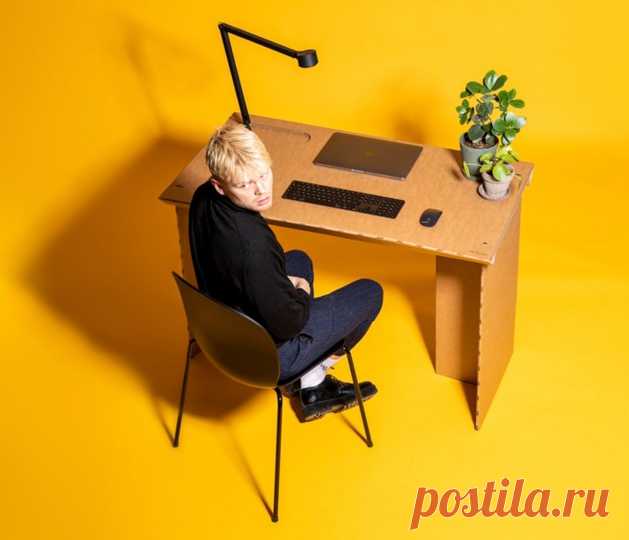 Стол для самоизоляции #StayTheF *** Home Desk от Stykka | Читать design mate Датский стартап Stykka разработал простой рабочий стол, который можно легко собрать из трех картонных деталей. Название #StayTheFuckHome Desk является отсылкой к хэштегу в социальных сетях, который используется для призыва к самоизоляции. Готовый стол имеет ширину 120 сантиметров, глубину 62 сантиметра и высоту 82 сантиметра. Он может быть собран за считанные минуты и скреплен при помощи кабельных...