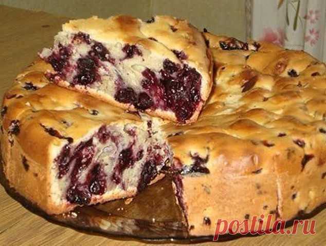 Пирог с чёрной смородиной

Чёрная смородина очень вкусная и полезная ягода. Приготовить пирог с черной смородиной очень просто и быстро! Такой десерт не только вкусен, он также малокалориен.

Ингредиенты:

400 гр. муки
200 гр. маргарина
200 гр. сахара
4 яйца
2 ч. ложки разрыхлителя
1 пакетик ванильного сахара
5 ст. ложек молока
300 гр. черной смородины (свежей или замороженной)

Приготовление:

Мягкий маргарин смешать с сахаром и яйцами, добавить молоко.

Муку просеять и д...