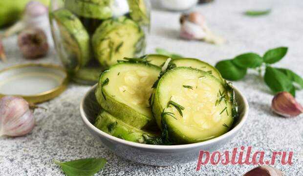 Малосольные кабачки за полчаса - БУДЕТ ВКУСНО! - медиаплатформа МирТесен Ломтики хрустящих овощей с ароматным чесноком и зеленью станут вашей любимой летней закуской. Попробуйте подать её с шашлыками или запечённым картофелем — будет безумно вкусно. Приготовление Кабачки нарежьте кружочками. Чеснок очистите и нарежьте тонкими пластинками. Укроп порубите. Сложите кабачки