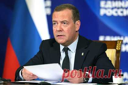 Медведев посетил место испытаний советских баллистических ракет. Заместитель председателя Совета безопасности России Дмитрий Медведев посетил место испытаний советских баллистических ракет. Речь идет о полигоне Капустин Яр, расположенном в Астраханской области. Там экс-президент России присутствовал при испытательном пуске модернизированной высокоточной ракеты.
