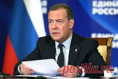 Медведев посетил место испытаний советских баллистических ракет. Заместитель председателя Совета безопасности России Дмитрий Медведев посетил место испытаний советских баллистических ракет. Речь идет о полигоне Капустин Яр, расположенном в Астраханской области. Там экс-президент России присутствовал при испытательном пуске модернизированной высокоточной ракеты.
