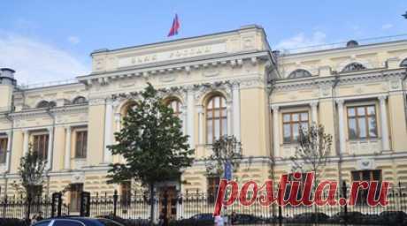 «Рисков для финансовой стабильности нет»: Набиуллина объяснила ослабление рубля динамикой внешней торговли. Курс евро на Московской бирже впервые с марта 2022 года превышал 102 рубля. Стоимость доллара при этом приближалась к отметке 94 рубля, а юань дорожал почти до 13 рублей. Глава Центробанка Эльвира Набиуллина призвала не строить теории заговора и объяснила наблюдаемую динамику ситуацией во внешней торговле. Получаемая от экспорта иностранная валюта начала поступать в Россию в меньших…