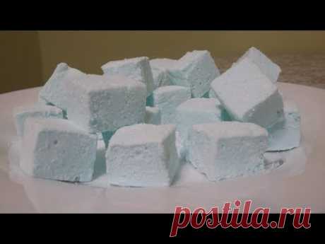 Зефирки МАРШМЕЛЛОУ. Marshmello. Самый простой и вкусный рецепт. - YouTube  Для зефирок:
10 гр желатина +60 мл воды
220 гр сахара +60 мл воды+20 мл лимонного сока
Для  обсыпки :
1 ст.л сахарной пудры +1ст.л крохмала (у меня кукурузный)