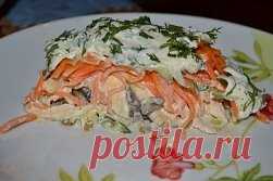 ТОП - 5 популярных салатов.
1. САЛАТ «ОРГАЗМ» (ДЛЯ СКРОМНЫХ- «ВОСТОРГ»)
Салат простой и, действительно, очень-очень оочень вкусный.
Ингредиенты:
Примерные пропорции продуктов: (на глаз - всего должно быть поровну)
●Свежие грибы - 300 гр.
●Луковица - большая.
●Куриное филе - 200 гр.
●Корейская морковь - 150 гр.
●Огурцы свежие, если небольшие то - 2 шт.
Приготовление:
Салат выкладывается слоями.
Все режется соломкой. (Огурец можно на крупной терке)
дно тарелки смазываем майонезом
●1 слой -