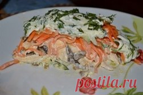 ТОП - 5 популярных салатов.
1. САЛАТ «ОРГАЗМ» (ДЛЯ СКРОМНЫХ- «ВОСТОРГ»)
Салат простой и, действительно, очень-очень оочень вкусный.
Ингредиенты:
Примерные пропорции продуктов: (на глаз - всего должно быть поровну)
●Свежие грибы - 300 гр.
●Луковица - большая.
●Куриное филе - 200 гр.
●Корейская морковь - 150 гр.
●Огурцы свежие, если небольшие то - 2 шт.
Приготовление:
Салат выкладывается слоями.
Все режется соломкой. (Огурец можно на крупной терке)
дно тарелки смазываем майонезом
●1 слой -