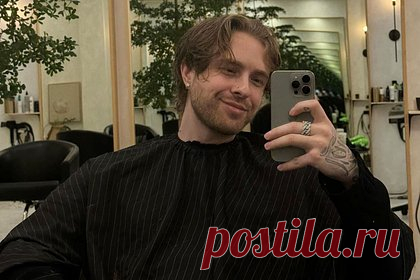 Егор Крид удивил фанатов неожиданной сменой имиджа. Российский певец Егор Крид удивил фанатов неожиданной сменой имиджа. Исполнитель поделился серией снимков, на которых он снял себя в зеркало. На первом фото он предстал с длинными волосами. При этом на заднем фоне также запечатлен парикмахер, который держит в руках ножницы.