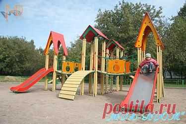 Сейчас многие родители задаются вопросом – чем занять своих детей и отвлечь от телевизора и компьютера? Решением этой проблемы может стать приобретение детского спортивного комплекса для улицы. Спортивный комплекс станет прекрасным решением для жителей городских домов, а также его установка будет уместна на дачном участке. 
Детский спортивный комплекс это просто находка Ваших детей, ведь играя на свежем воздухе, ребенок не только развлекается, но и развивает свои физические способности