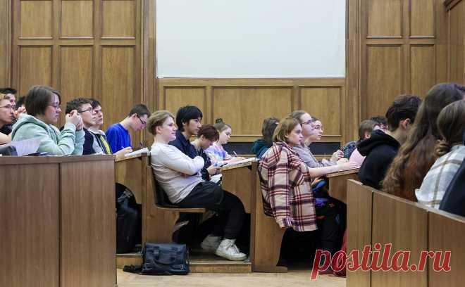 Россияне рассказали, сколько готовы тратить на обучение в вузе. Россияне оценивают годовое обучение в вузе в среднем в 293 тыс. руб., это на 25% больше, чем годом ранее. Копят на учебу 8,8% опрошенных