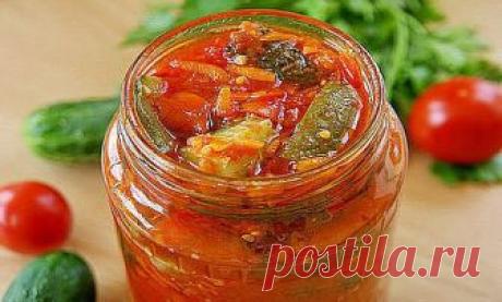 Лечо из огурцов на зиму - невероятно вкусная заготовка!
Ингредиенты:
Томаты – 1,5 кг.;
Перец сладкий – 300 гр.;
Огурцы – 2,5 кг.;
Морковь – 300 гр.;
Масло растительное – 0,5 стакана;
Чеснок – 1 головка;
Перец чили – 2 стручка;
Уксус 9%– 100 мл.;
Сахар – 0,5 стакана;
Соль – 1 ст. ложка.
Приготовление:
Помидоры пропустим через мясорубку, желательно отрезав от них твердые места где крепится плодоножка. Так же пропустим через мясорубку горький перец чили и чеснок.
Теперь берем...