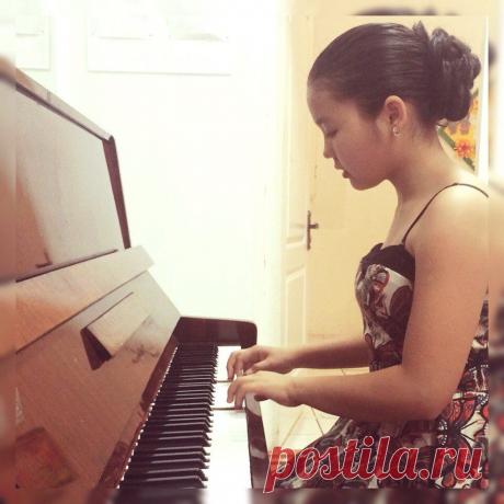 Солистка оркестра "Русские узоры" Камилла Тенликова. 2015 г.