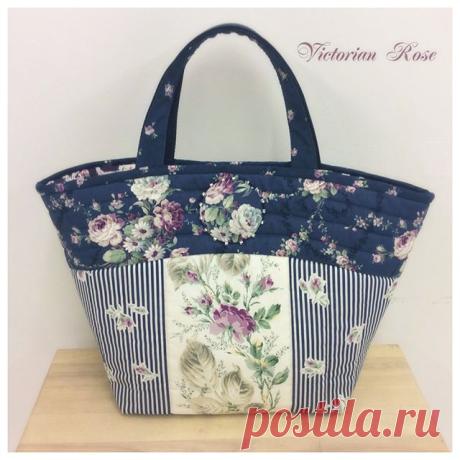 「Victrian Rose」 by Ruru Bouquet Inspired by the Victorian time period featuring deep,rich shages of blue, rose, purple, chacoal and ivory. This collection embodies sophistication.
↓　↓　ＨＯＷ　ＴＯ　ＭＡＫＥ　↓　↓
https://www.quilt-gate.com/gallery_RU2320_bag.php
#quiltgate #rurubouquet #rose #Englishrosegarden#loverose #handmade #cotton #Japanesefabric #fabric #japan #madeinjapan #nihon #nippon #patchwork #modern #tapestry #quilt 
#blue #キルトゲイト #ローズ #バラ #ルルブーケ
#カルトナージュ