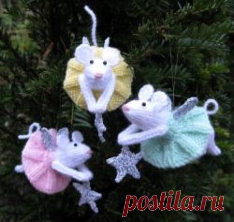 Furry Fairies Plush mouse ornaments. Free knitting pattern. Pattern category: Holidays Christmas, House Accessories, Toys. DK weight yarn. 0-150 yards. Intermediate difficulty level.