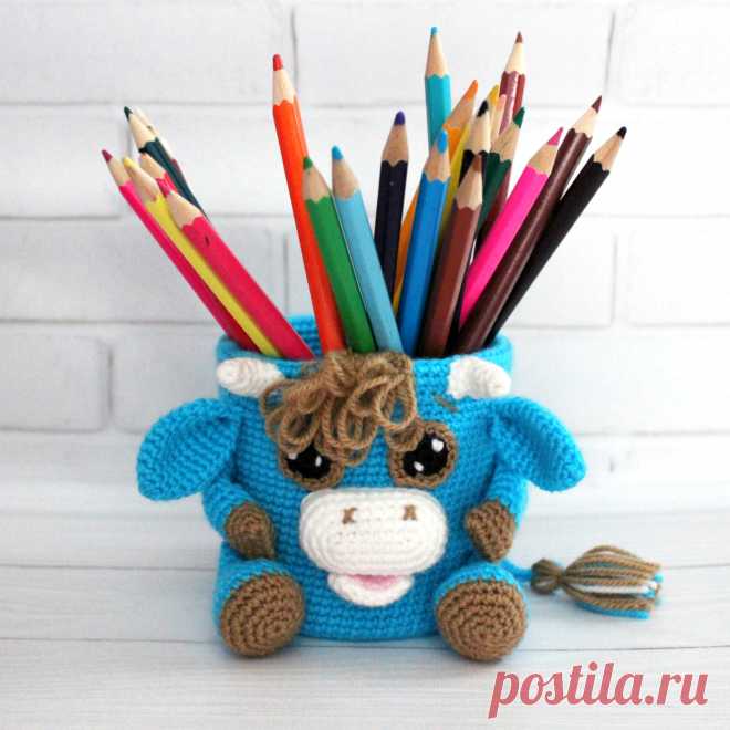 PDF Бычок Помогай-ка крючком. FREE crochet pattern; Аmigurumi animal patterns. Амигуруми схемы и описания на русском. Вязаные игрушки и поделки своими руками #amimore - карандашница, органайзер, корова, коровка, телёнок, бык, бычок.