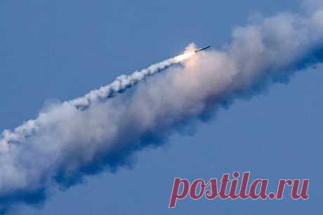 Военные поразили ракетным ударом завод по производству танков для ВСУ в Харькове. Российские военные поразили ракетным ударом завод имени Малышева в Харькове, где производятся танки и боевые машины пехоты (БМП) для Вооруженных сил Украины (ВСУ). Под удар также попал расположенный рядом завод металлических изделий имени Фрунзе. Зафиксировано шесть взрывов, третий сопровождался пламенем и дымом.