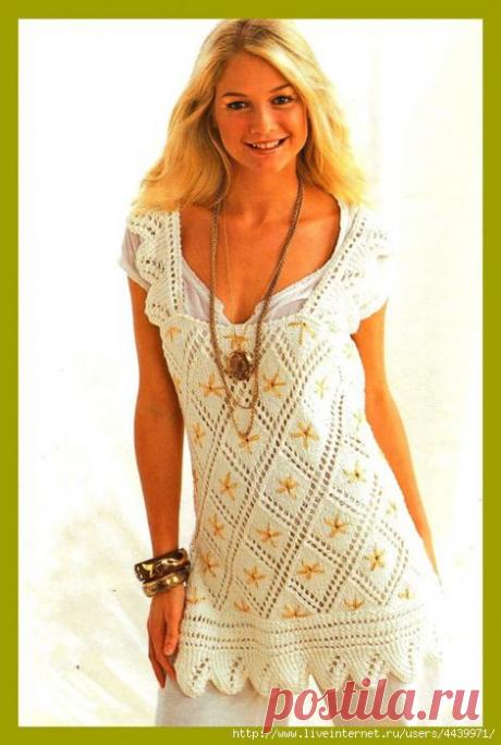 Удлинённый топ с вышитыми цветами.