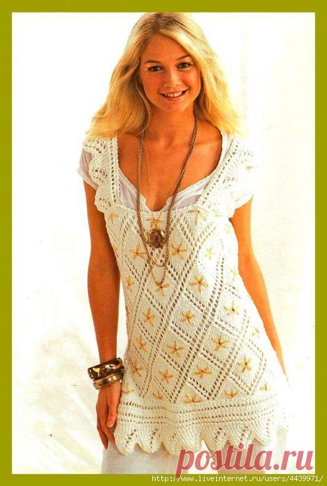 Удлинённый топ с вышитыми цветами.