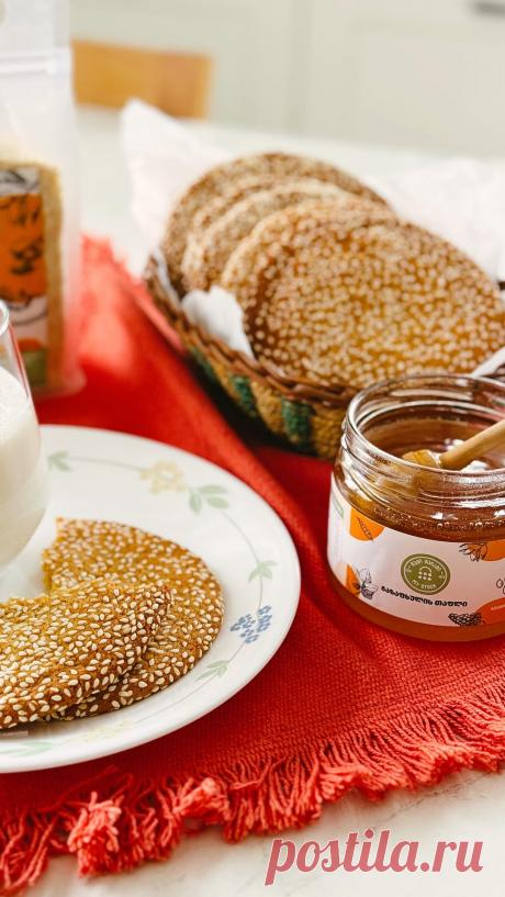 მოამზადე თეთრი სეზამის და თაფლის ორცხობილები. აღმოაჩინე ახალი კულინარიული შესაძლებლობები.
 
ორცხობილების მოსამზადებლად დაგჭირდება:
▪ გამდნარი კარაქი - 100 გრამი
▪ შაქარი - 200 გრამი
▪ კვერცხი - 1 ცალი
▪ გაზაფხულის თაფლი - 75 გრამი
▪ ფქვილი - 210 გრამი
▪ სოდა - ½ ჩ/კ
▪ ვანილის ფხვნილი - 1 ჩ/კ
▪ მარილი - ¼ ჩ/კ
▪ თეთრი სეზამის მარცვლები - 80 გრამი
 
მომზადების წესი:
დიდი ზომის თასში ერთმანეთს გადაურიე გამდნარი კარაქი და შაქარი. დაუმატე კვერცხი და აქციე ფუმფულა მასად. ბოლოს შე...