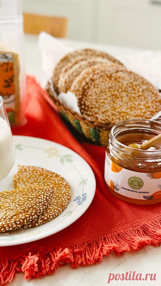 მოამზადე თეთრი სეზამის და თაფლის ორცხობილები. აღმოაჩინე ახალი კულინარიული შესაძლებლობები.
 
ორცხობილების მოსამზადებლად დაგჭირდება:
▪ გამდნარი კარაქი - 100 გრამი
▪ შაქარი - 200 გრამი
▪ კვერცხი - 1 ცალი
▪ გაზაფხულის თაფლი - 75 გრამი
▪ ფქვილი - 210 გრამი
▪ სოდა - ½ ჩ/კ
▪ ვანილის ფხვნილი - 1 ჩ/კ
▪ მარილი - ¼ ჩ/კ
▪ თეთრი სეზამის მარცვლები - 80 გრამი
 
მომზადების წესი:
დიდი ზომის თასში ერთმანეთს გადაურიე გამდნარი კარაქი და შაქარი. დაუმატე კვერცხი და აქციე ფუმფულა მასად. ბოლოს შე...