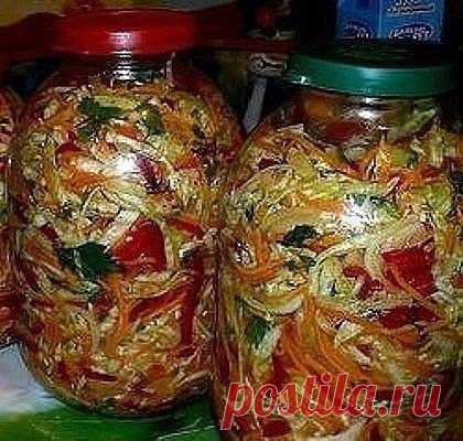 Салат из свежей белокочанной капусты БЕЗ закрутки 

У каждой хозяйки есть коронные рецепты. Вдвойне приятно, когда получив этот рецепт его не утаивают, а щедро делятся им. А уж как приятно, когда сметают тарелку подчистую, и спрашивают: «А еще есть?» И тут же спрашивают: «А завтра сделаешь»?Вот так уже несколько месяцев на нашем столе ежедневно присутствует капуста быстрого приготовления. Да не один раз в день, а практически с утра до вечера. Одна проблема — исчезает еще б...